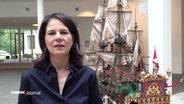 Annalena Baerbock, Außenministerin (Bündnis 90/Grüne), im Hintergrund ein großes Schiffsmodell. © Screenshot 