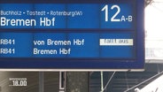 Eine Anzeigetafel am Bahnhof. © Screenshot 
