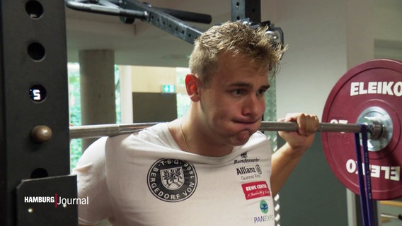 Der Athlet Mika Sosna stemmt beim Krafttraining Gewichte. © Screenshot 