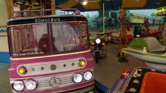 Der pinke Miniatur-Bus des Kinderkarussells von Familie Scholle auf dem Hamburger DOM. © Screenshot 