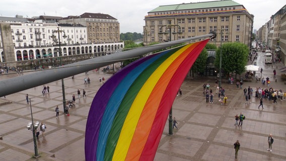 Blick vom Balkon des Hamburger Rathauses auf die dort gehisste Regenbogenflagge und den Rathausmarkt. © Screenshot 