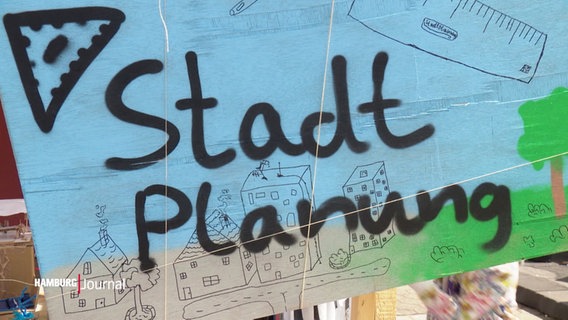 Schild mit aufgesprühtem Schriftzug: "Stadtplanung". © Screenshot 
