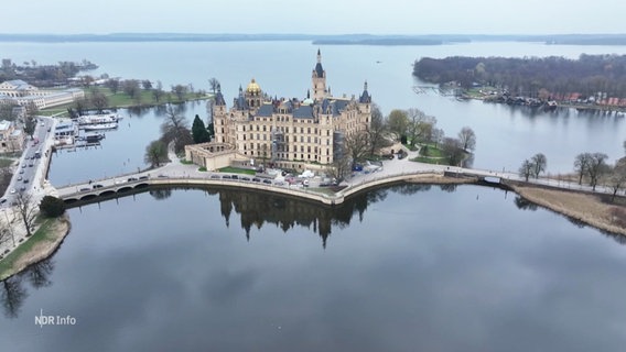 Vogelperspektive: Das Schloss am Schweriner See. © Screenshot 
