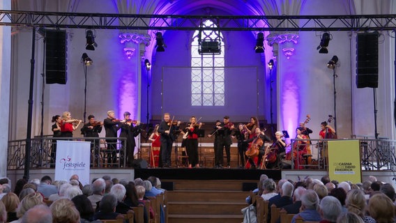 Aufführung von "Das Eismeer" im Greifswalder Dom, aufgeführt von dem Zürcher Kammerorchester, einem Vibrafon und dem Signum-Saxofon-Quartett. © Screenshot 