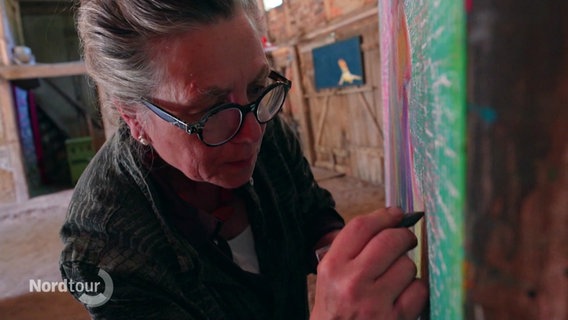 Daniela Eisenführ beim Malen in ihrem Atelier. © Screenshot 