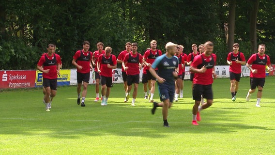 Die Sportler des Greifswalder FC laufen sich warm. © Screenshot 