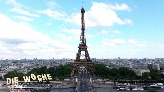 Am Eiffelturm in Paris sind die Olympischen Ringe angebracht. © Screenshot 