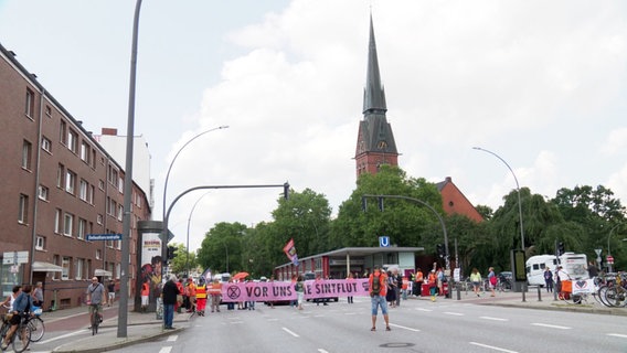 Klima-Aktivisten der Gruppe "Letzte Generation" blockieren bei einer Protestaktion eine Straße in Eimsbüttel. © Screenshot 