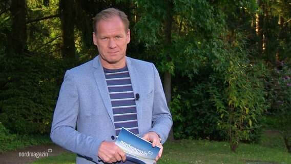 Thilo Tautz moderiert das Nordmagazin draußen im Grünen. © Screenshot 