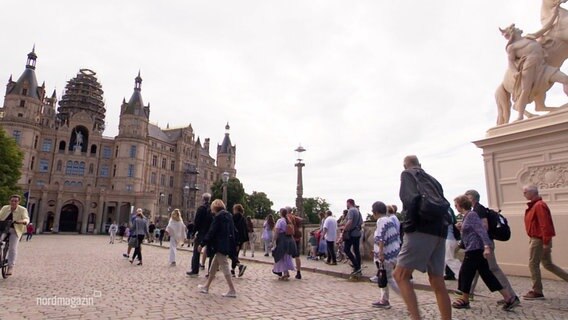 Besucher:innen auf dem Weg zum Schweriner Schloss. © Screenshot 