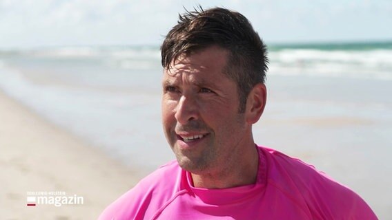 Der Surfer Vincent Langer wird am Strand interviewt © Screenshot 