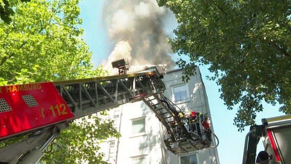 Ein Haus im Lentersweg brennt. © TV Newskontor 