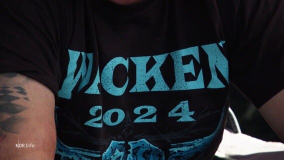 Der Aufdruck eines T-Shirts: "Wacken 2024" © Screenshot 