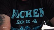 Der Aufdruck eines T-Shirts: "Wacken 2024" © Screenshot 