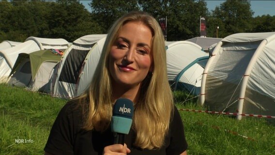 Die Reporterin Lisa Knittel berichtet vom Wacken-Festival. © Screenshot 