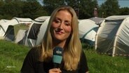 Die Reporterin Lisa Knittel berichtet vom Wacken-Festival. © Screenshot 