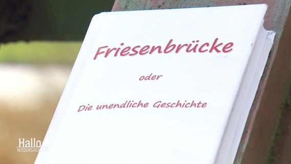 Friesenbrücke oder die unendliche Geschichte, steht in roter Schrift auf einem weißen Buchumschlag. © Screenshot 