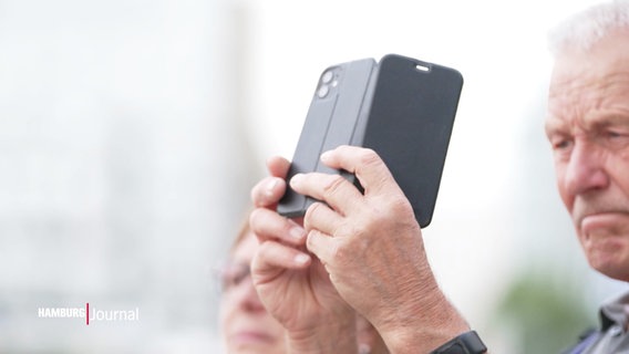 Ein Smartphone in den Händen einer älteren Person. © Screenshot 