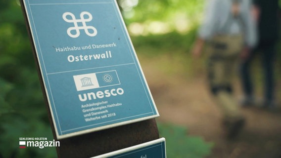 Ein Schild der UNESCO, auf dem "Osterwall" steht © Screenshot 