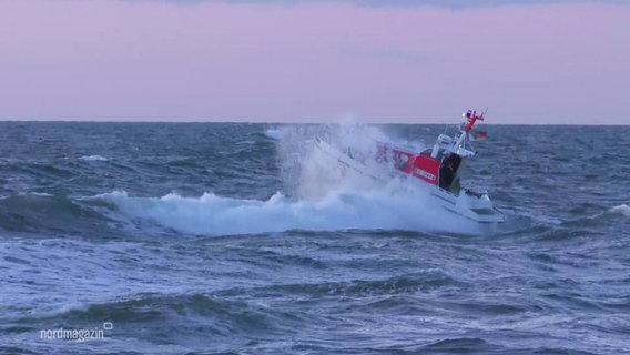 Ein Rettungsboot kämpft mit den Wellen. © Screenshot 