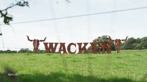 Das Wackenlogo steht auf einem Feld . © Screenshot 