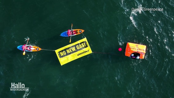 Ein Greenpeace-Banner mit der Aufschrift "No new gas!" wird von zwei Booten auf dem Wasser ausgebreitet. © Screenshot 