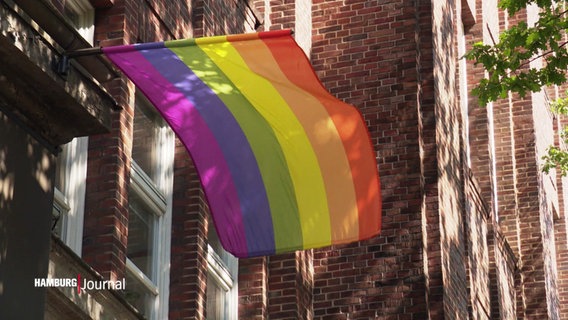 Eine Regenbogenflagge an einer Hauswand. © Screenshot 