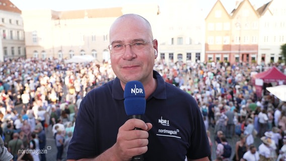 Reporter Christoph Kümmritz berichtet aus Schwerin. © Screenshot 