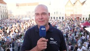 Reporter Christoph Kümmritz berichtet aus Schwerin. © Screenshot 