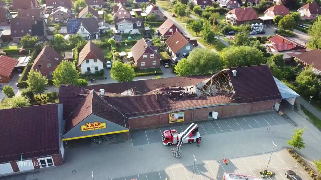 Der eingestürzte Supermarkt in Ratzeburg, aufgenommen aus der Luft.