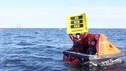 Greenpeace-Aktivist:innen mit einem Transparent und der Aufschrift "No New Gas!" auf einem Boot auf der Nordsee. © Screenshot 