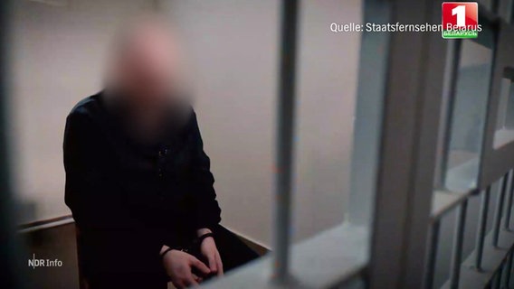 Der Hildesheimer Rico K. in einer Gefängniszelle, zu sehen im belarussischen Fernsehen. © Screenshot 