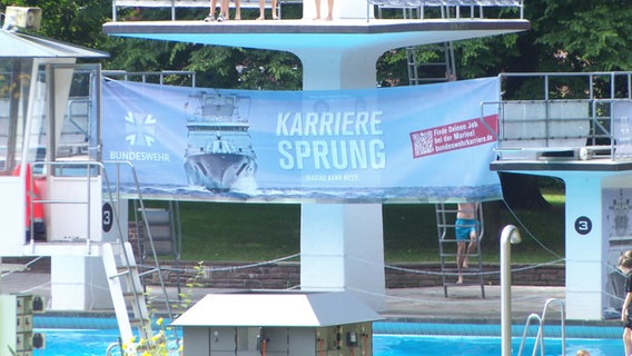 Ein Bundeswehr-Banner mit der Aufschrift "Karrieresprung" hängt am Sprungturm des Kaifu-Bads in Hamburg-Eimsbüttel. © Screenshot 