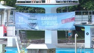Ein Bundeswehr-Banner mit der Aufschrift "Karrieresprung" hängt am Sprungturm des Kaifu-Bads in Hamburg-Eimsbüttel. © Screenshot 