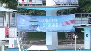 Das Banner der Bundeswehr mit der Aufschrift "Karrieresprung" am Sprungturm im Kaifu-Bad. © Screenshot 