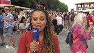 Die Reporterin Nadja Babalola berichtet aus Hannover. © Screenshot 