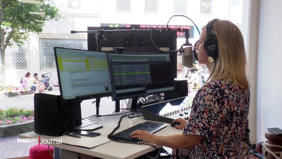 NDR 90,3 Nachrichtensprecherin Karolin Weiß bei der Arbeit im Pop-Up-Studio in Harburg. © Screenshot 