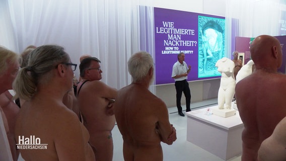 Nackte Menschen im Historischen Museum Hannover bei einer Führung. © Screenshot 