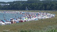 Der von Menschen überfüllte Strand in Boltenhagen. © Screenshot 