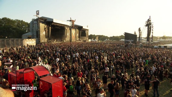 Blick auf die Hauptbühne zur Wacken-Festivaleröffnung. © Screenshot 