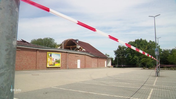 Der abgesperrte Parkplatz des eingestürzten Supermarktes. © Screenshot 