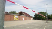 Der abgesperrte Parkplatz des eingestürzten Supermarktes. © Screenshot 