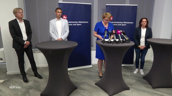 Niedersachsens Innenministerin Behrens bei einer Pressekonferenz. © Screenshot 