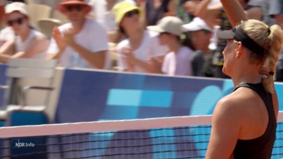 Tennisspielerin Angelique Kerber winkt nach ihrem letzten Match ihren Fans zu. © Screenshot 