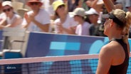 Tennisspielerin Angelique Kerber winkt nach ihrem letzten Match ihren Fans zu. © Screenshot 