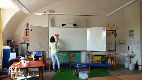Eine Lehrerin am Whiteboard in einem Klassenzimmer © Screenshot 