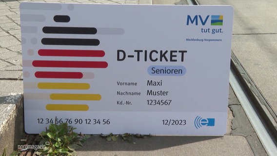 Ein übergroßer Aufsteller eines Seniorentickets. © Screenshot 