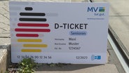 Ein übergroßer Aufsteller eines Seniorentickets. © Screenshot 