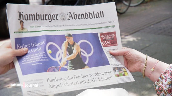 Das Hamburger Abendblatt wird von zwei Händen gehalten. © Screenshot 
