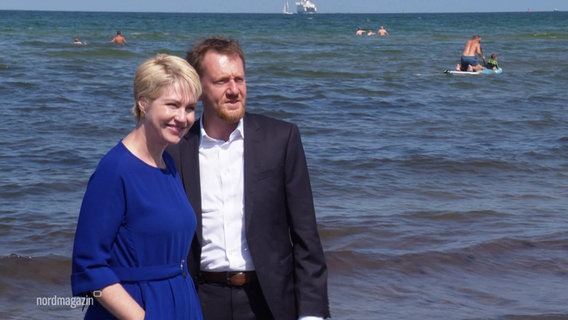 Manuela Schwesig und Sachsens Regierungschef Michael Kretschmer stehen am Warnemünder Strand. © Screenshot 